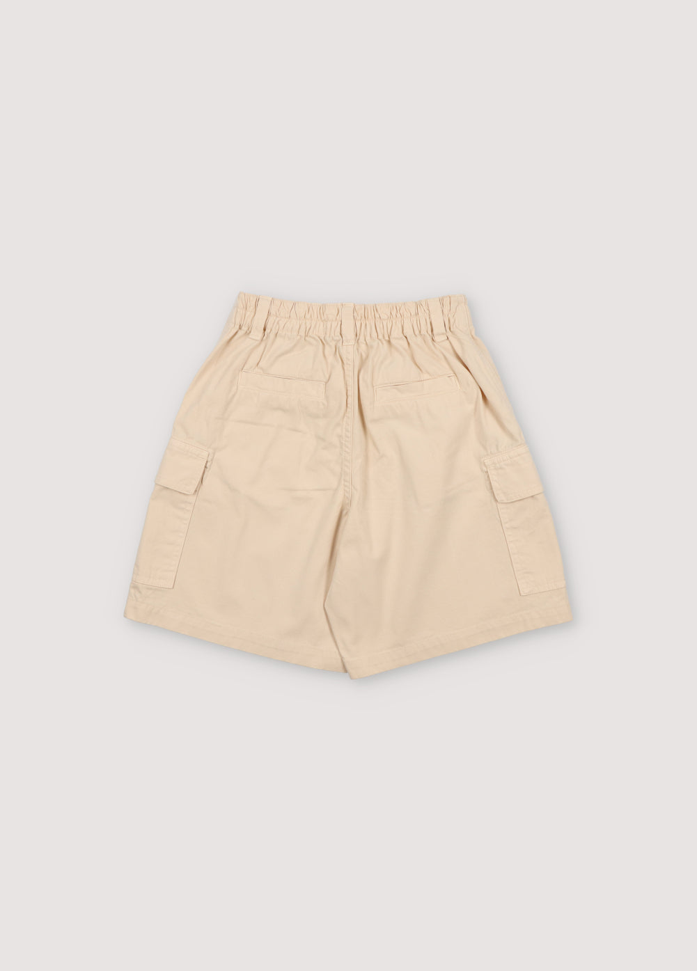 Artemis Bermuda in 100% cotton twill, garment-dyed in forest colors. With an elastic waistband and adjustable drawstring and cargo pockets on the sides. The New Society