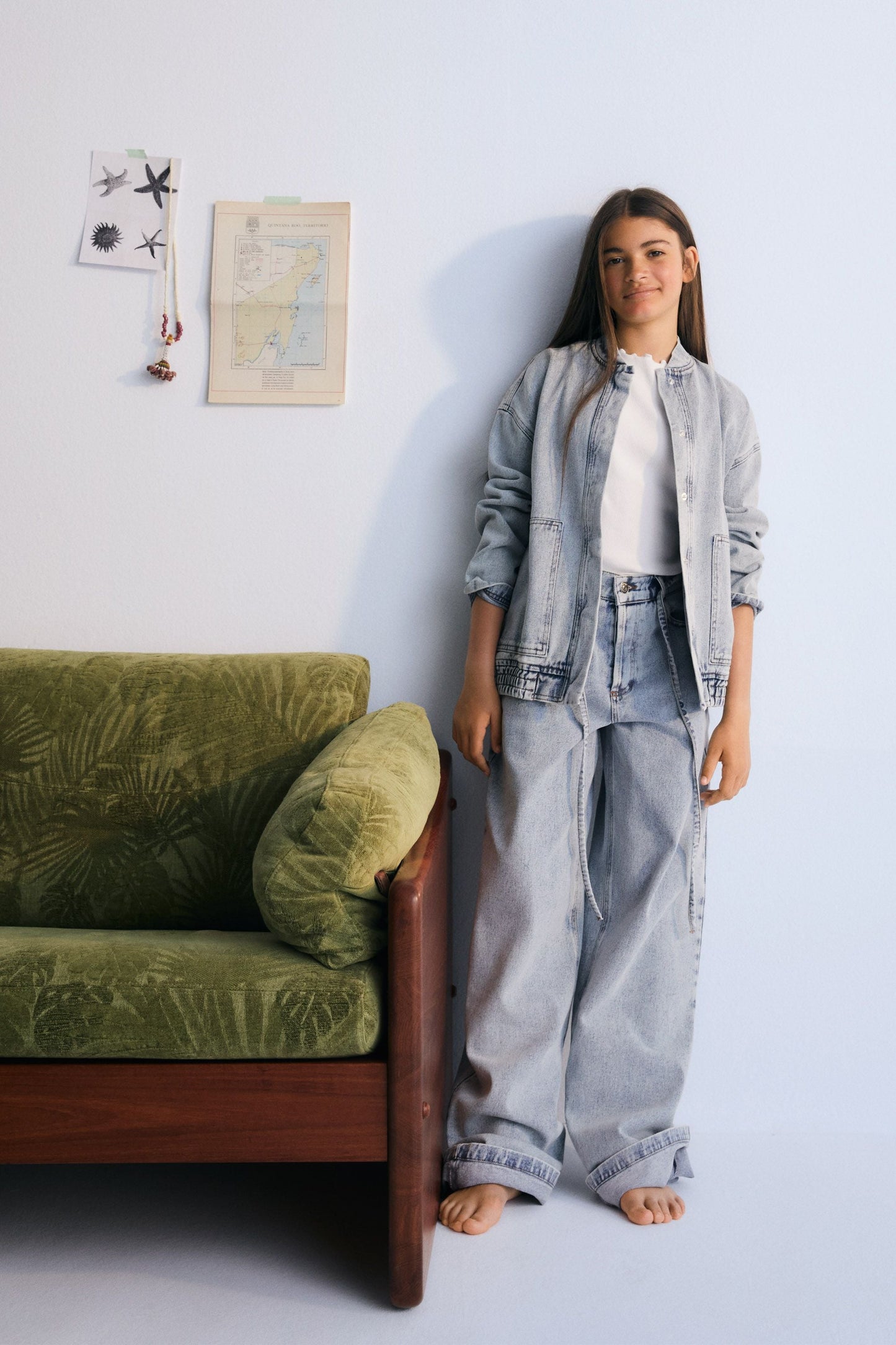 Chios Teen Pant denim in 100% cotton fabric, straight-leg style with denim wash details at the hem. Spring Summer Collecton. The New Society.