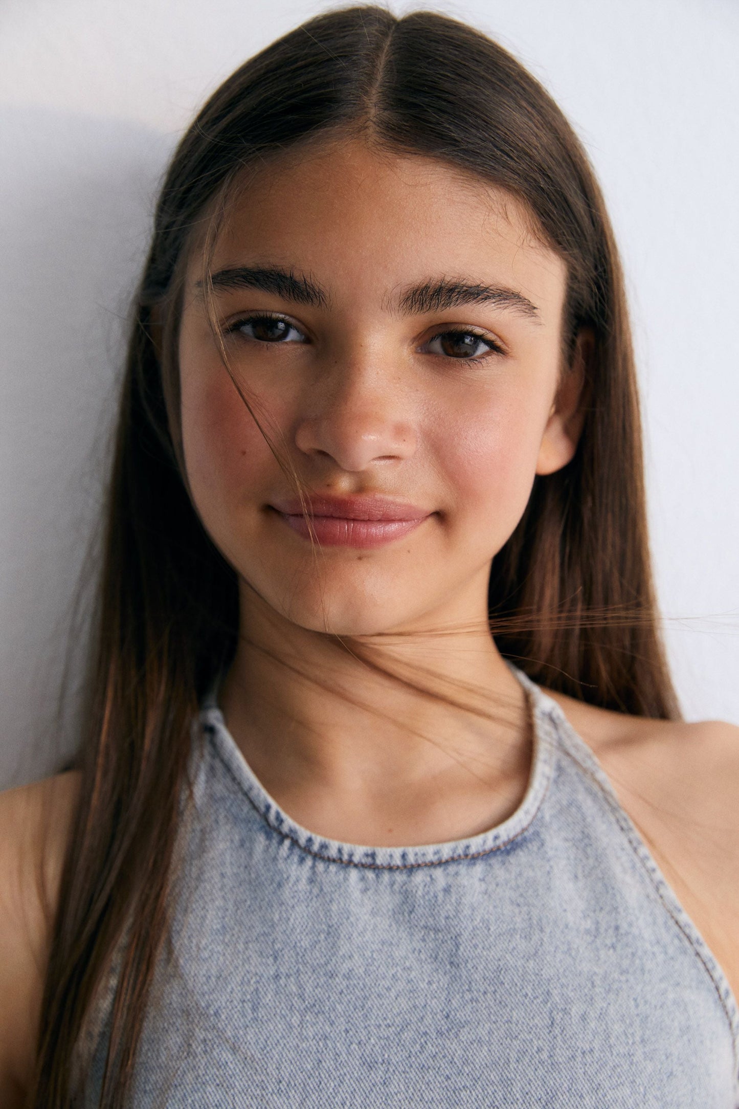 Chios Teen Top in denim fabric 100% cotton, halter neck top with bust darts and a fitted waist, with a side zipper. Spring Summer Collection. The New Society.