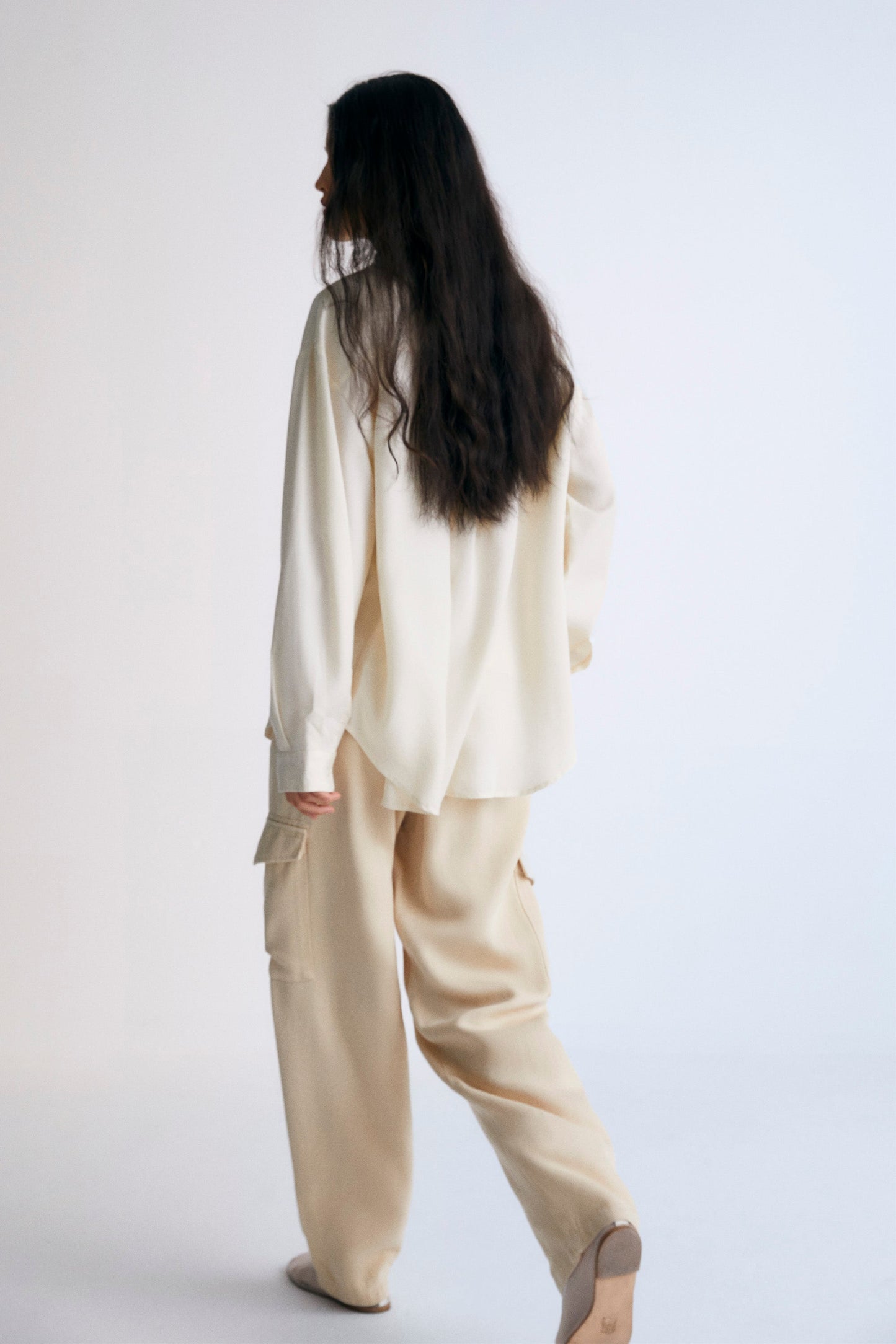 Chios Woman Cargo Pant our winter bestseller, now in 100% Tencel fabric. Pants with an elastic waistband and cargo pockets.