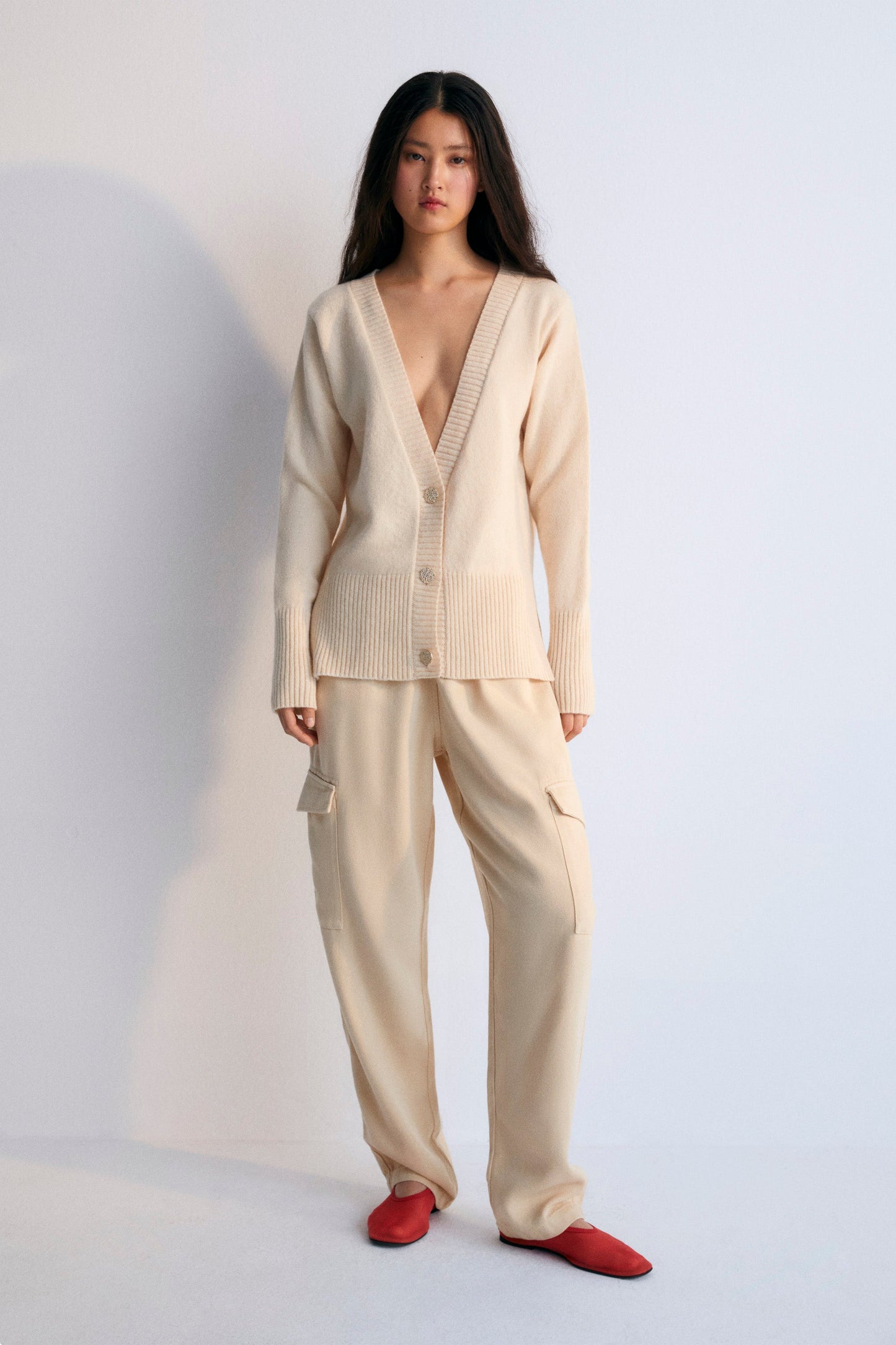 Chios Woman Cargo Pant our winter bestseller, now in 100% Tencel fabric. Pants with an elastic waistband and cargo pockets. Spring Summer Collection. The New Society.