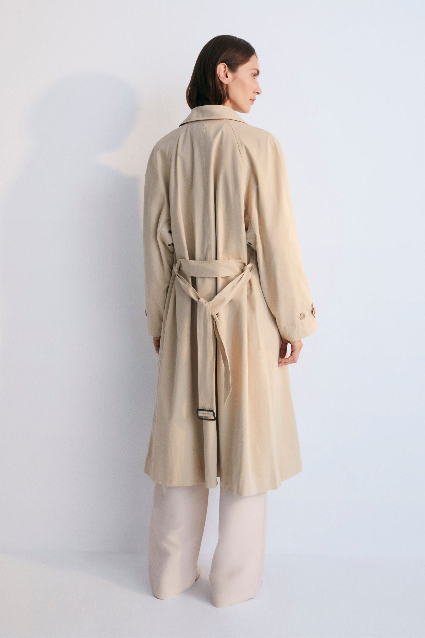 Zeus Woman Trench in 100% cotton fabric. Front pockets, central cut with collar, and belt for adjustment.
Spring Summer Collection. The New Society.