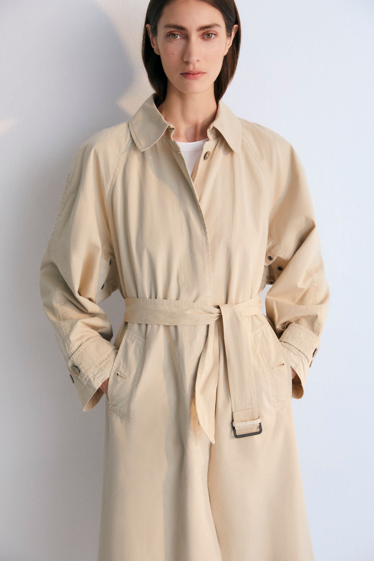 Zeus Woman Trench in 100% cotton fabric. Front pockets, central cut with collar, and belt for adjustment.
Spring Summer Collection. The New Society.