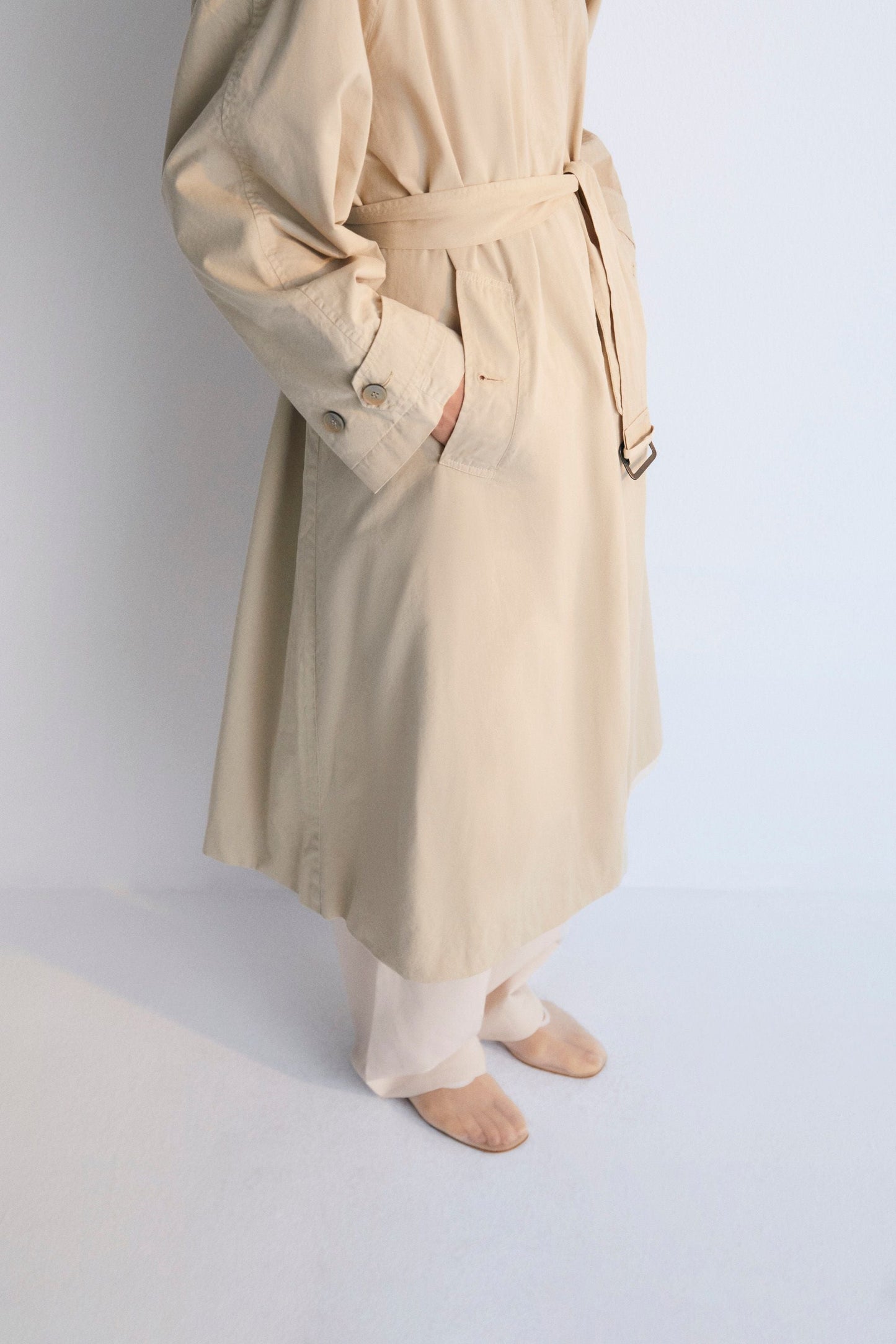 Zeus Woman Trench in 100% cotton fabric. Front pockets, central cut with collar, and belt for adjustment.
Spring Summer Collection. The New Society.