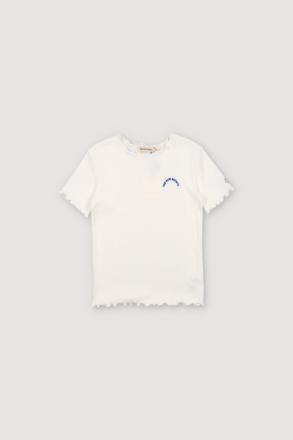 Ribbed T-shirt with short sleeves and baby overlock finish on the sleeves and hem, and ribbed neckline. It features contrast brand embroidery on the chest and a playful shell embroidery on the sleeve. Spring Summer Collection. The New Society. 
