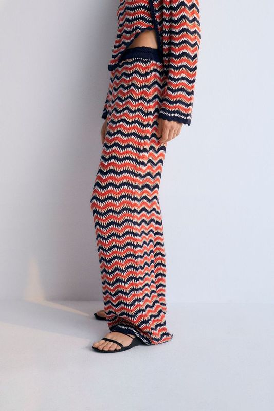 Tricolor crochet pants with curved finishes and elastic waistband. This is a perfect garment to pair with matching cardigan. Spring Summer Collection. The New Society.