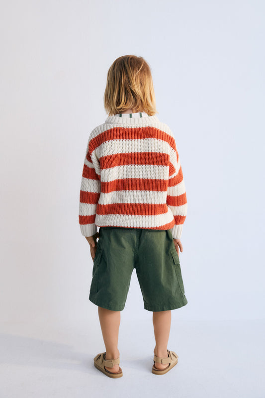 Artemis Bermuda in 100% cotton twill, garment-dyed in forest colors.  With an elastic waistband and adjustable drawstring  and cargo pockets on the sides.