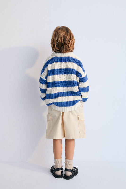 Artemis Bermuda in 100% cotton twill, garment-dyed in forest colors.  With an elastic waistband and adjustable drawstring  and cargo pockets on the sides. The New Society