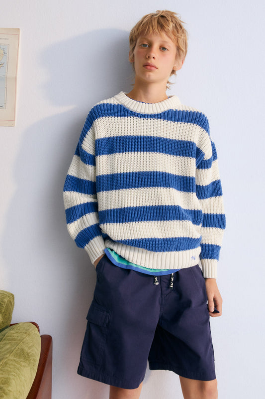 Artemis Bermuda in 100% cotton twill, garment-dyed in navy color.  With an elastic waistband and adjustable drawstring  and cargo pockets on the sides.