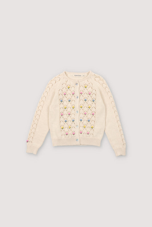 Cardigan with structure and flower details. It has a wooden button opening. Perfect to combine with the marching short and top.