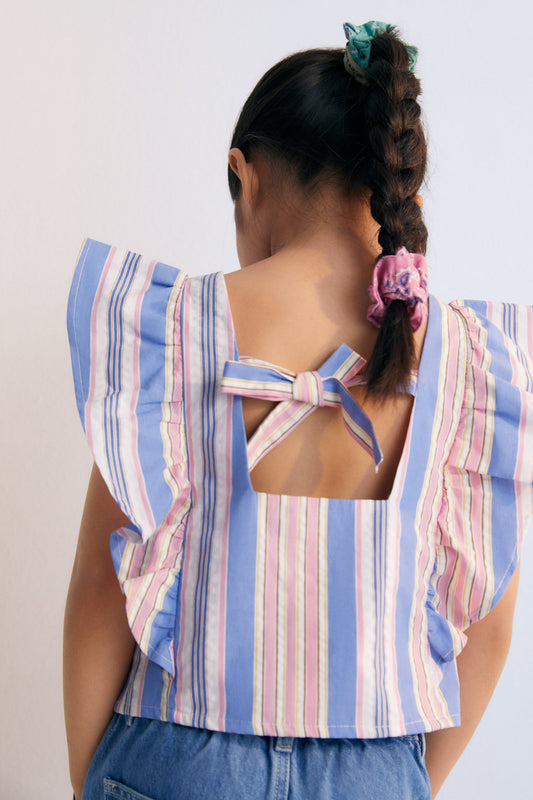 Chara Blouse in 100% cotton striped fabric, with ruffles on the sides and adjustable back with a tie.