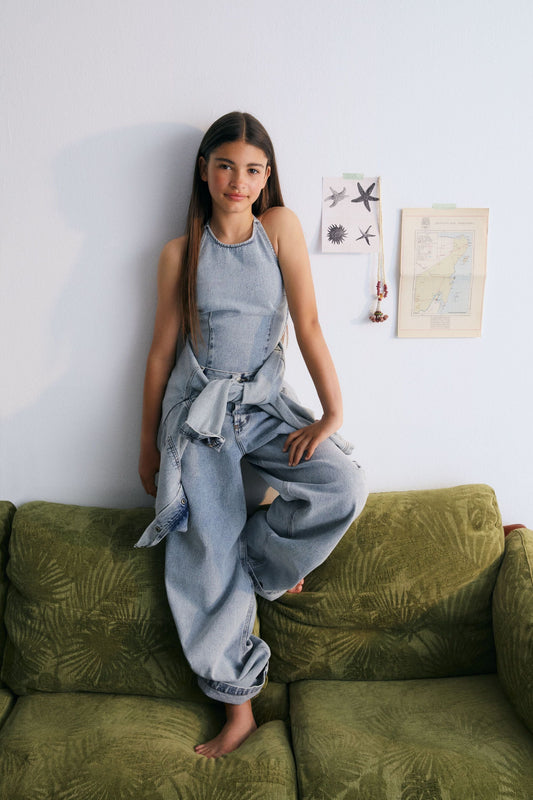 Chios Teen Pant denim in 100% cotton fabric, straight-leg style with denim wash details at the hem. Spring Summer Collecton. The New Society.