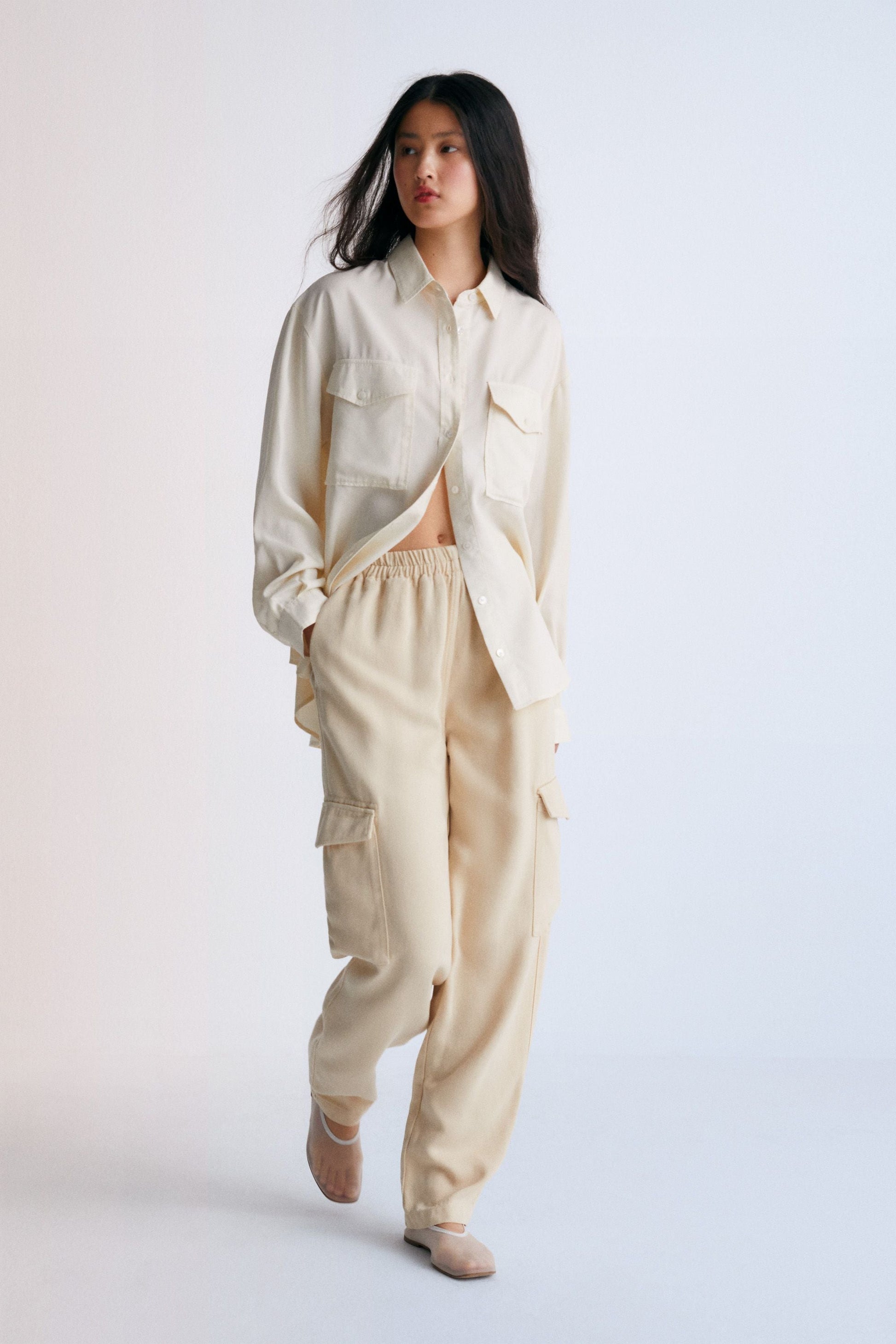 Chios Woman Cargo Pant our winter bestseller, now in 100% Tencel fabric. Pants with an elastic waistband and cargo pockets. Spring Summer Collection. The New Society.