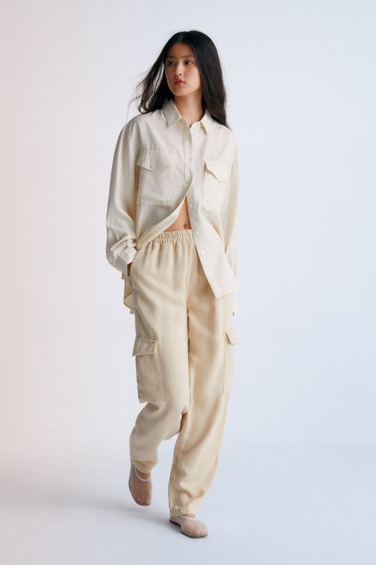 Chios Woman Cargo Pant our winter bestseller, now in 100% Tencel fabric. Pants with an elastic waistband and cargo pockets. Spring Summer Collection. The New Society.