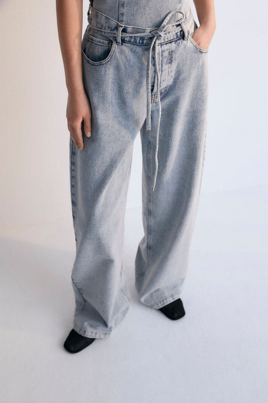 Chios Woman Pant denim in 100% cotton fabric, straight-leg style with denim wash details at the hem. Spring Summer Collection. The New Society.