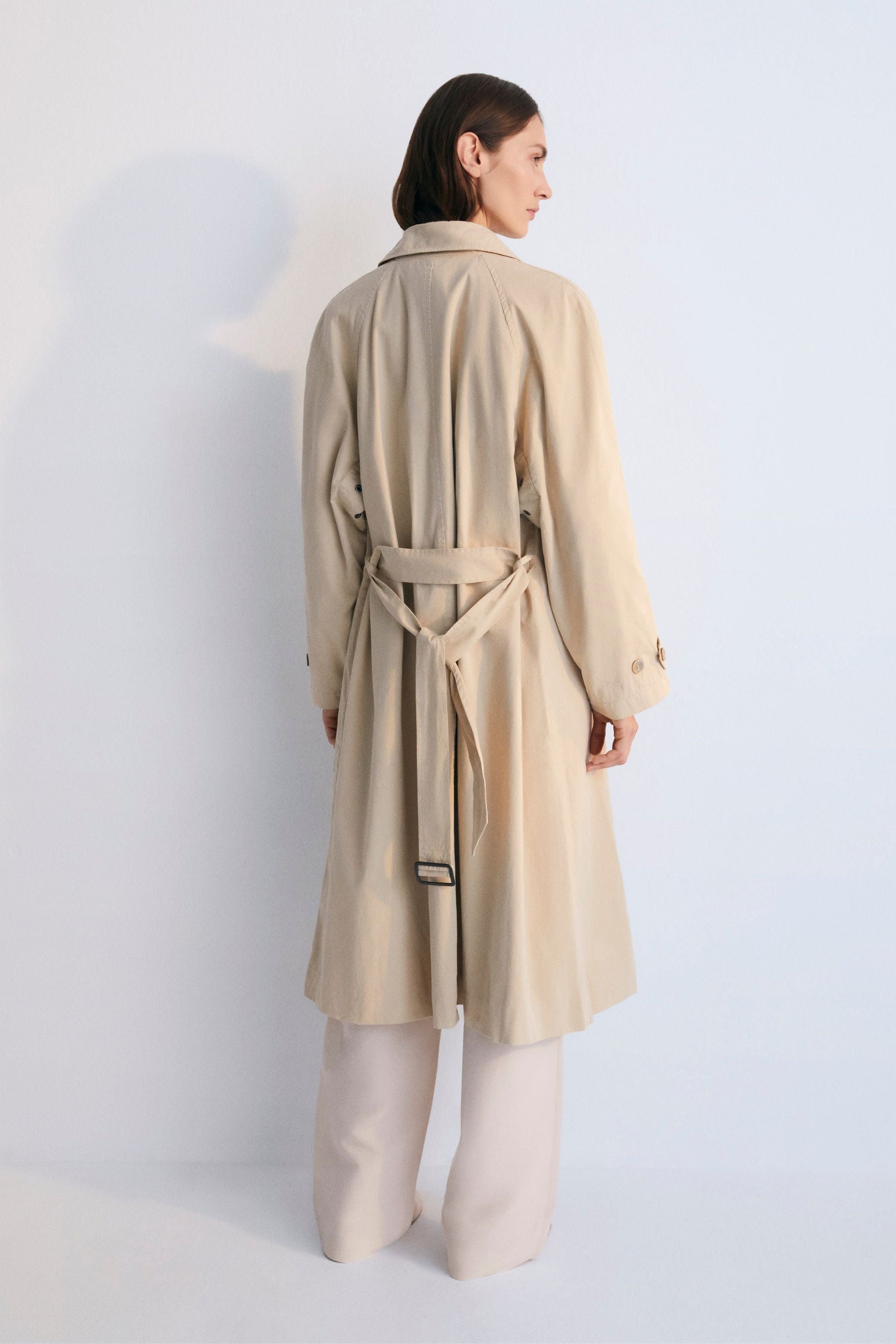 Zeus Woman Trench in 100% cotton fabric. Front pockets, central cut with collar, and belt for adjustment.
Spring Summer Collection. The New Society.