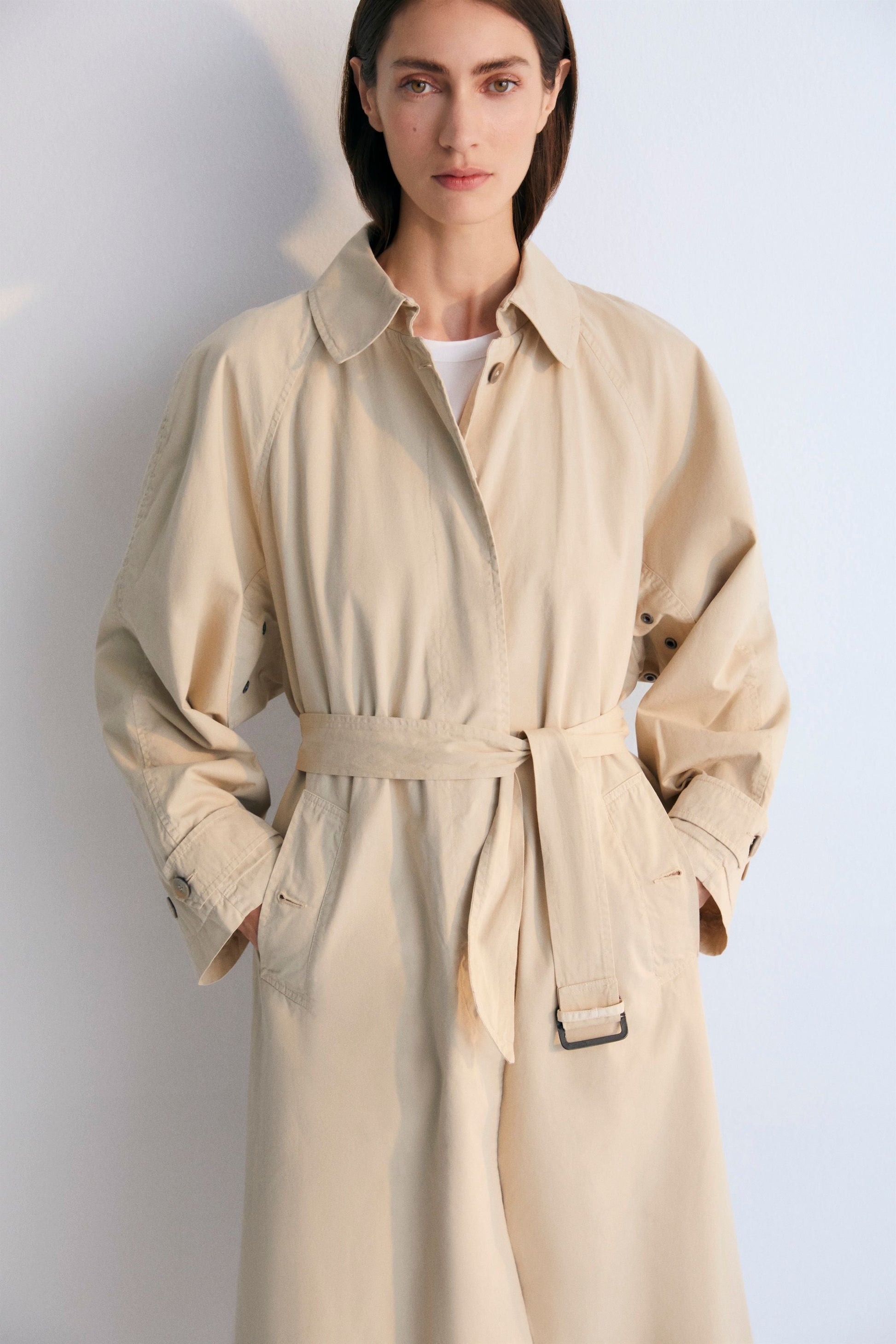 Zeus Woman Trench in 100% cotton fabric. Front pockets, central cut with collar, and belt for adjustment.
Spring Summer Collection. The New Society.