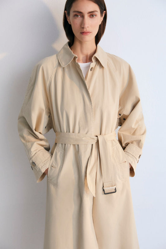 Zeus Woman Trench in 100% cotton fabric. Front pockets, central cut with collar, and belt for adjustment.
Spring Summer Collection. The New Society.