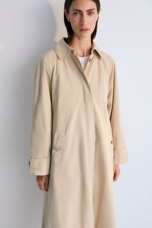 Zeus Woman Trench in 100% cotton fabric. Front pockets, central cut with collar, and belt for adjustment.
Spring Summer Collection. The New Society.