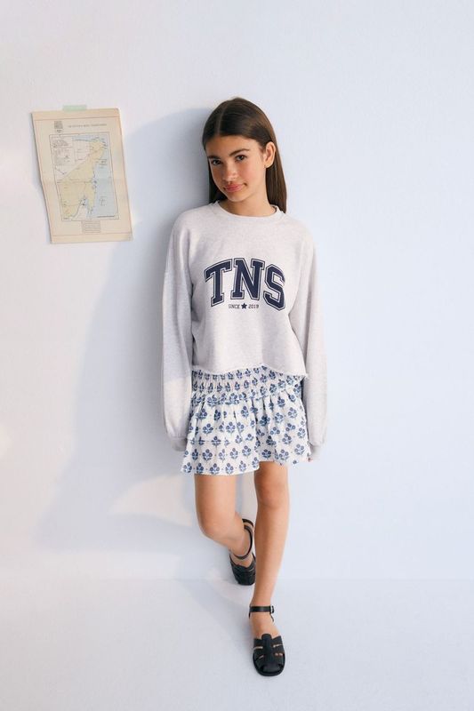 Crop sweatshirt with ribbed cuffs and collar and varsity-style print on the front. Spring Summer Collection. The New Society.