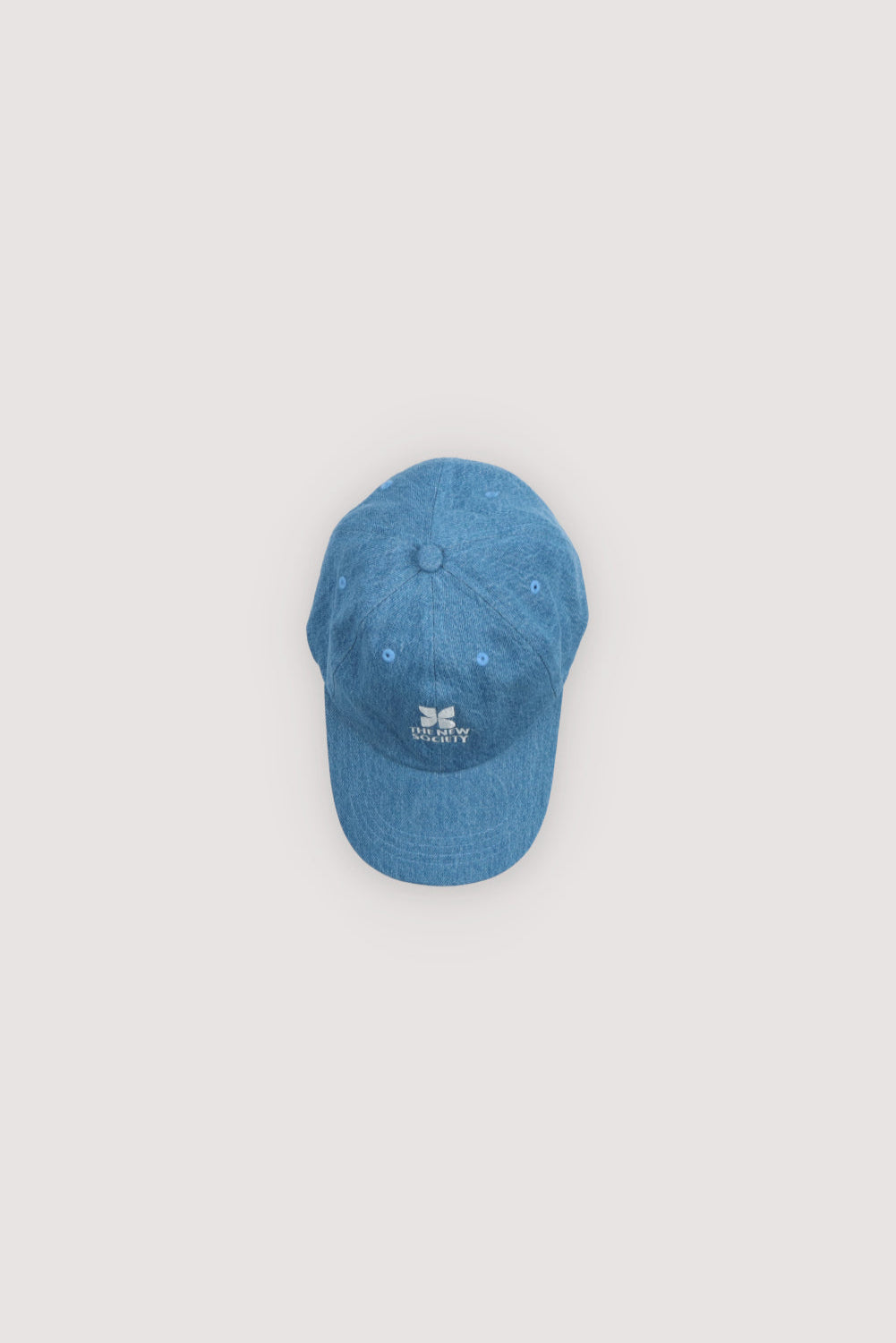 Soft and comfortable denim woven cap, featuring a contrasting logo on the front and an adjustable closure at the back for a perfect fit. A timeless essential for any occasion.